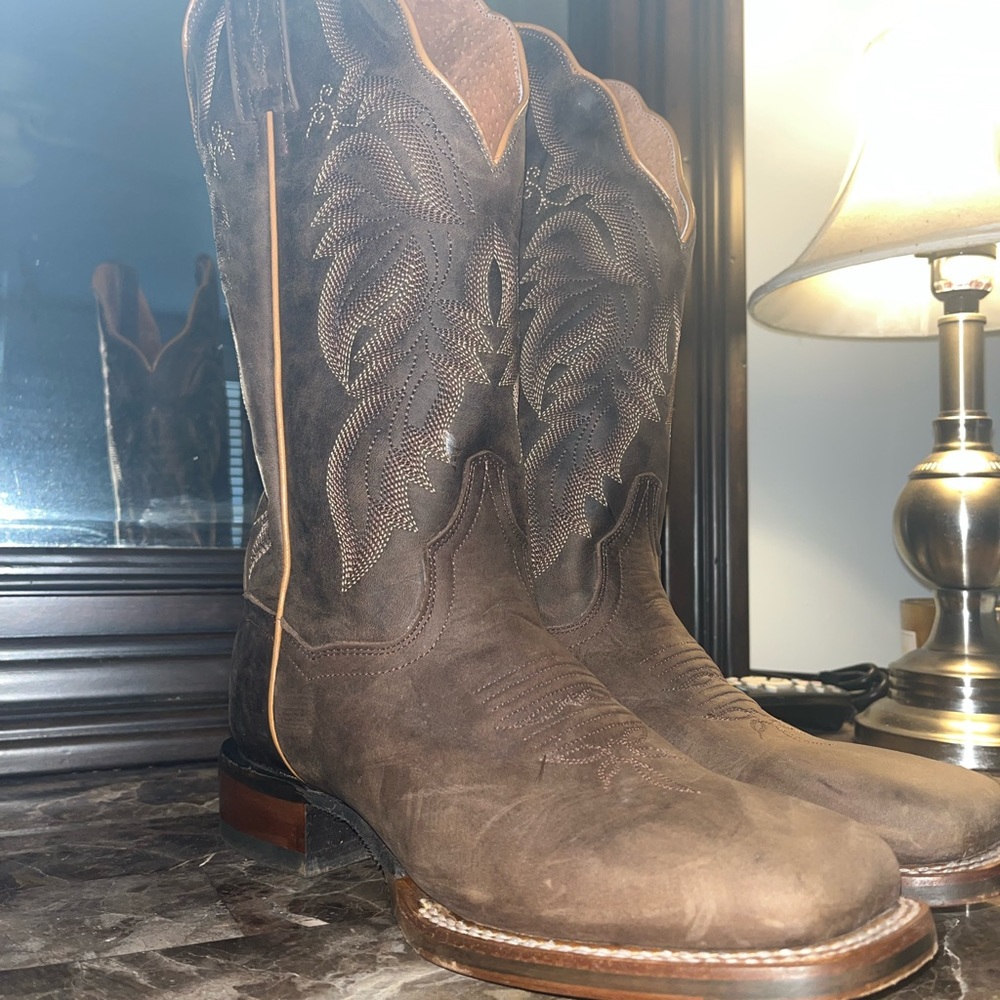 Worn twice. Selling because they’re not my style.
